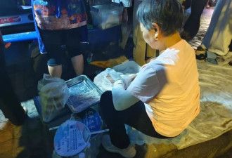 被流量砸中的“鸡排哥”：炸到中暑 每天睡三四个小时