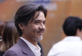 51岁冯德伦白胡子亮相，网友直呼“真男神”