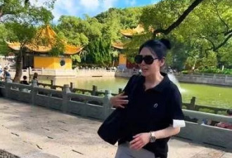 57岁邱淑贞近照很能打，扎丸子头被认成37岁