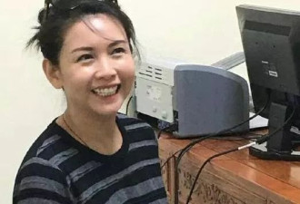 57岁邱淑贞近照很能打，扎丸子头被认成37岁