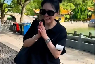 香港“一代女神”现身内地寺庙祈福，依旧亲民