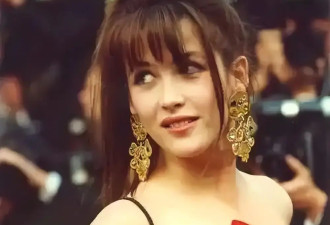 “法兰西玫瑰”苏菲玛索超美写真！魔鬼身材性感火辣