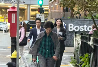 何猷君夫妇被偶遇！奚梦瑶灰色西装套装+米白色针织衫，超模气质
