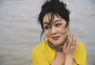 54岁闫妮又微醺了！同台魏大勋表演歌舞，被调侃像台下偷喝了茅台！
