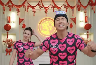刘畊宏夫妇在武汉街边吃麻辣烫，王婉霏身上赘肉好几层