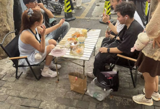 刘畊宏夫妇在武汉街边吃麻辣烫，王婉霏身上赘肉好几层