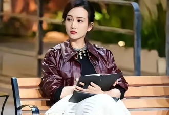 43岁的王鸥穿搭绝了！皮衣+短裙+靴子=气势十足，又飒又美