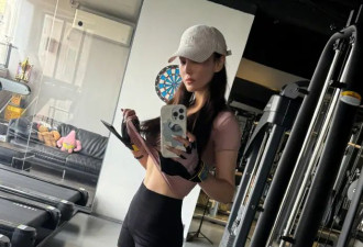 38岁张馨予晒素颜健身照，马甲线身材超绝美，腿部肌肉线条太优越