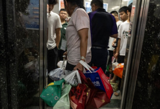 零工中的零工：深圳70层大楼里代送外卖的跑腿员