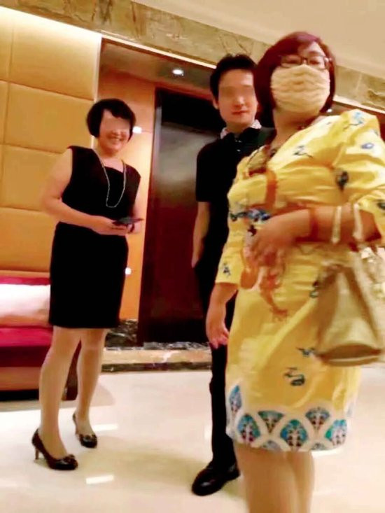 右一戴口罩者为钱志敏。受访者提供,图片来源:中国新闻周刊