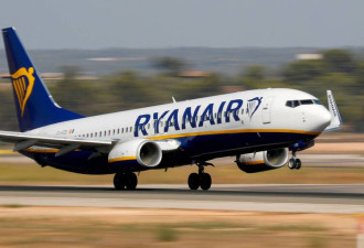 2乘客突撕烂护照"吞下肚+冲马桶" 航空客机急降落