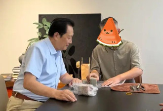 唐国强带妻子会友 夫妻年龄差距明显 壮丽身材丰腴但还是很漂亮