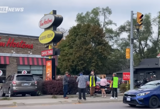 这家Tim Hortons引爆全网: 经理被解雇! 老板报警驱赶记者!