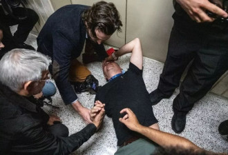 美国混乱一幕：记者在纽约法庭被ICE特工推倒在地