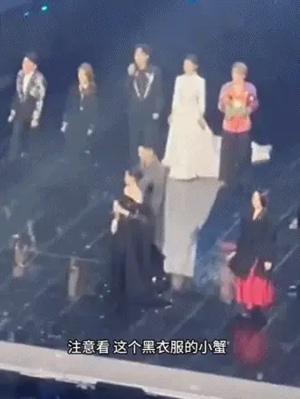 刘惜君评论区沦陷！湾区晚会抢C位打乱众人走位，被吐槽是螃蟹姐