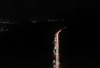 深圳车主15小时没开出广东 高速路塞车画面极震撼