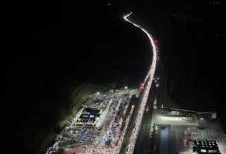 深圳车主15小时没开出广东 高速路塞车画面极震撼