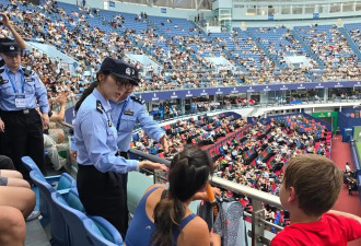 上海网球大师赛女球迷疯狂尖叫被抬出,还亮证挑衅