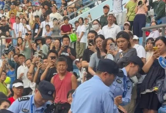 上海网球大师赛女球迷疯狂尖叫被抬出,还亮证挑衅