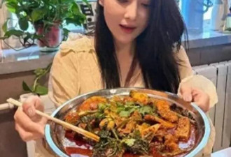 张馨予结婚六年首带女儿露面，何捷亲自教女儿游泳，强壮肌肉抢镜