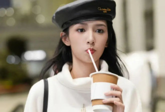 周也是“贝雷帽战神”吧！黑色贝雷帽搭白色字母印花针织衫，真美