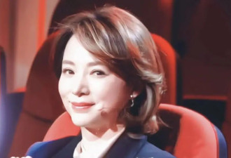 51岁董卿罕见露面，穿旧T恤、胳膊肉肉抢镜，帽子背包像两个季节