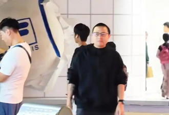 梅婷一家四口看网球，曾剑露大花臂面相好凶，12岁快快成妈妈翻版