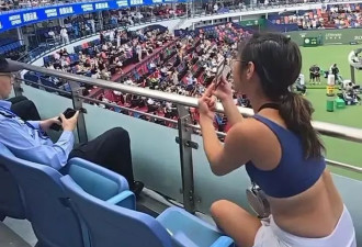 一名女球迷酒后观赛持续大声喧哗，致比赛一度暂停