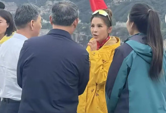 央视主持人朱迅现身河南新乡一景区,见到游客打招
