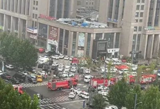 江苏一饭店房顶发生塌陷，室内正举办宴席...