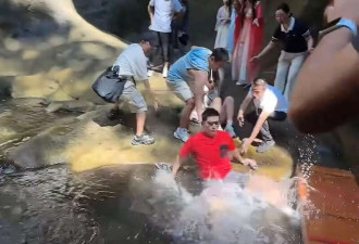 张继科拍瀑布时突然落水，游客纷纷伸手想拉住他