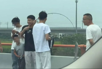 国庆堵车男子下车钓鱼首竿即中：鱼没带走，送给路人了