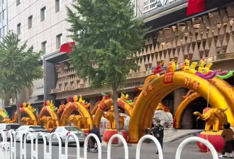 酒店门口摆11个充气拱门 店方：国庆1天办11场婚宴