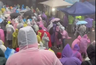 游客登泰山遇降雨大风，景区厕所挤满避雨的人