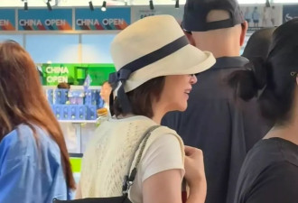 董卿带儿子看网球比赛，她穿旧衣服，状态很好