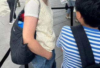 董卿带儿子看网球比赛，她穿旧衣服，状态很好