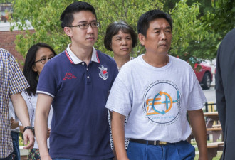 章莹颖男友助章父直播：开始新恋情 拟再来美