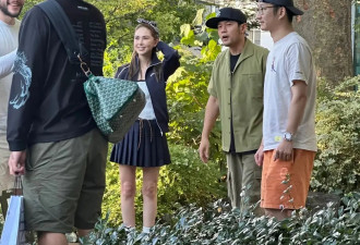 周杰伦夫妻日本旅游被偶遇！昆凌打扮青春洋溢似少女