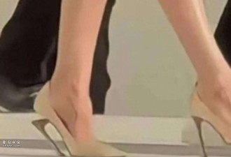 迪丽热巴出席巴黎时装周 高跟鞋断裂 全程踮脚