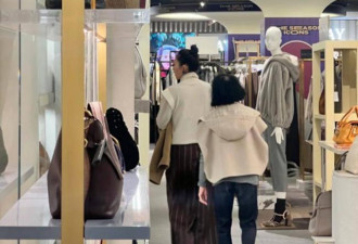 章子怡母女米兰逛商场，76岁妈妈穿搭时髦
