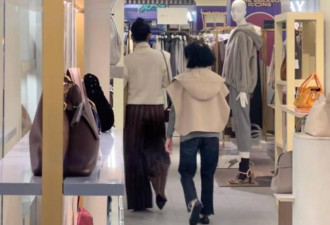章子怡母女米兰逛商场，76岁妈妈穿搭时髦