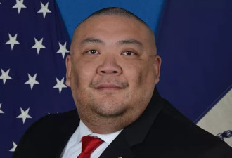 华裔明星警探翻车停职！疑为蹭球票冒充川普安保…