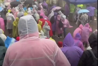 登泰山遇大风降雨 大量游客在厕所过夜