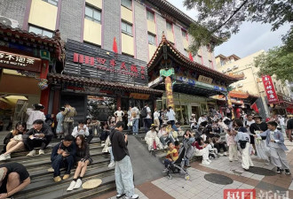 故宫迎“十一”客流高峰，附近烤鸭店排队超1000桌