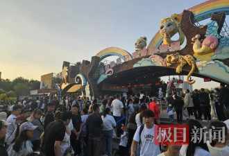 万人涌入长春动植物园看“雪饼猴”：家长肩头长满孩子