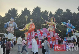 万人涌入长春动植物园看“雪饼猴”：家长肩头长满孩子