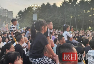 万人涌入长春动植物园看“雪饼猴”：家长肩头长满孩子