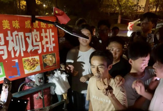 "鸡排哥"被顾客堵住合影无奈发声:把人按在墙角..
