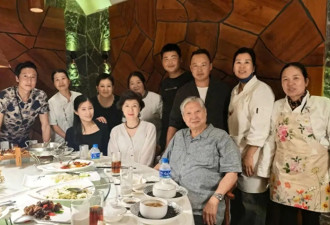 75岁洪金宝和家人到云南旅游，老婆高丽虹打扮贵气，皮肤白到发光