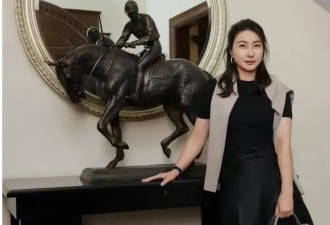 郭晶晶看秀同框朱珠，合影从来没输过！拎爱马仕也爱“中产三宝”